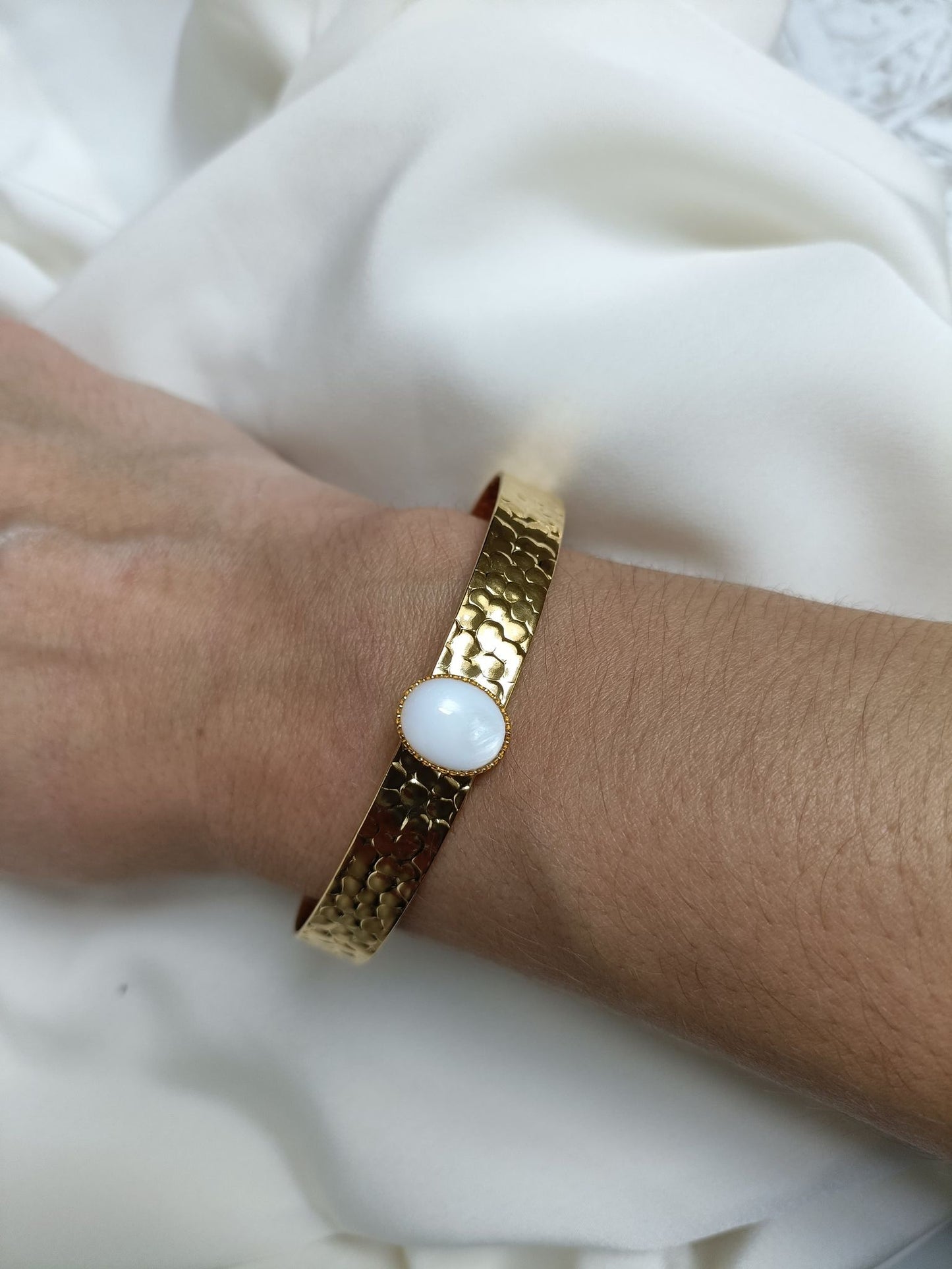 Jonc bracelet en laiton doré à l'or fin 24 carats - Amy nacre